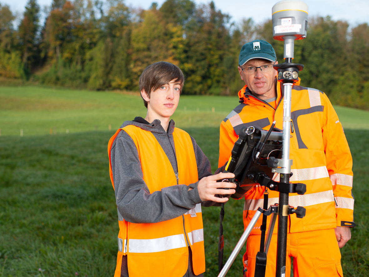 Geomatiker/innen erfassen & bestimmen in der amtlichen Vermessung die genaue Lage von Grundstücksgrenzen.